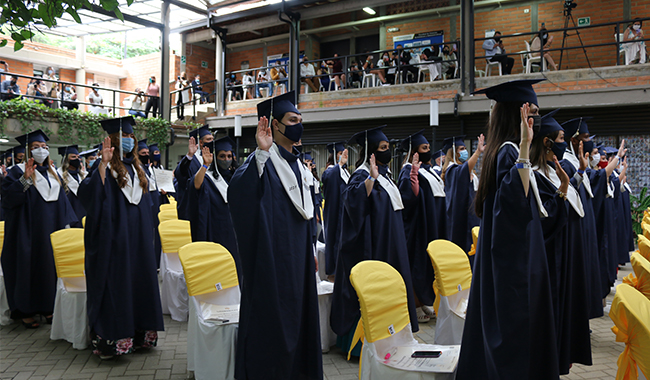 842 estudiantes recibieron en actos presenciales sus títulos académicos 