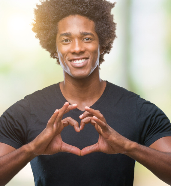 Héroes de Corazón persona formando un corazón con las manos
