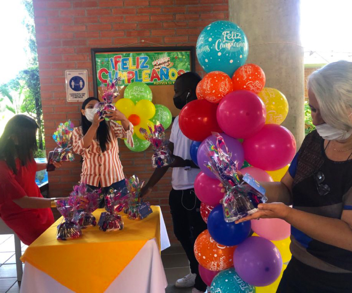 Celebrando los cumpleaños de los colaboradores del Centro Regional Buga