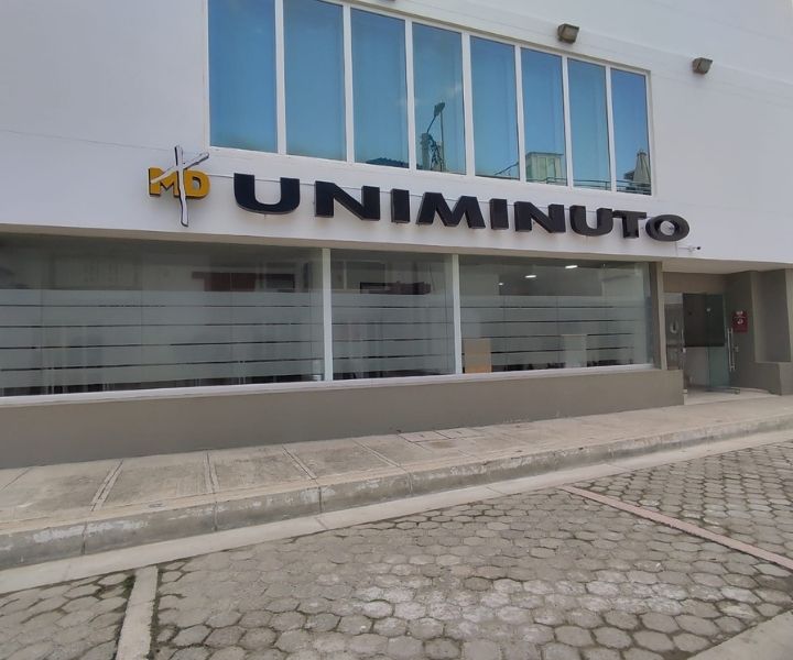 Fachada oficina con letrero que dice UNIMINUTO