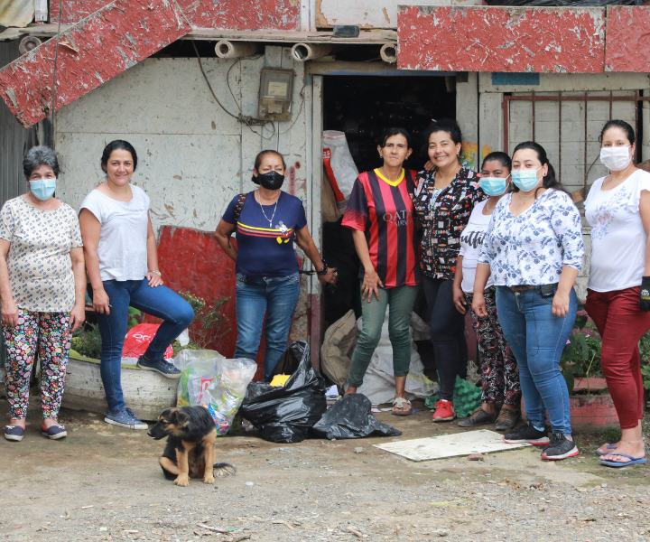 Mujeres de ECOLONIAS pereira en la fachada de la casa donde realizan la separación de los residuos sólidos