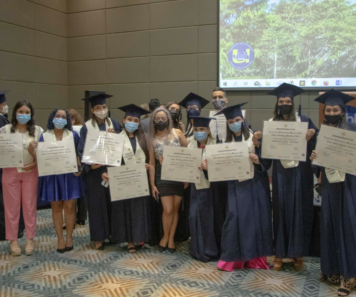 estudiantes graduados