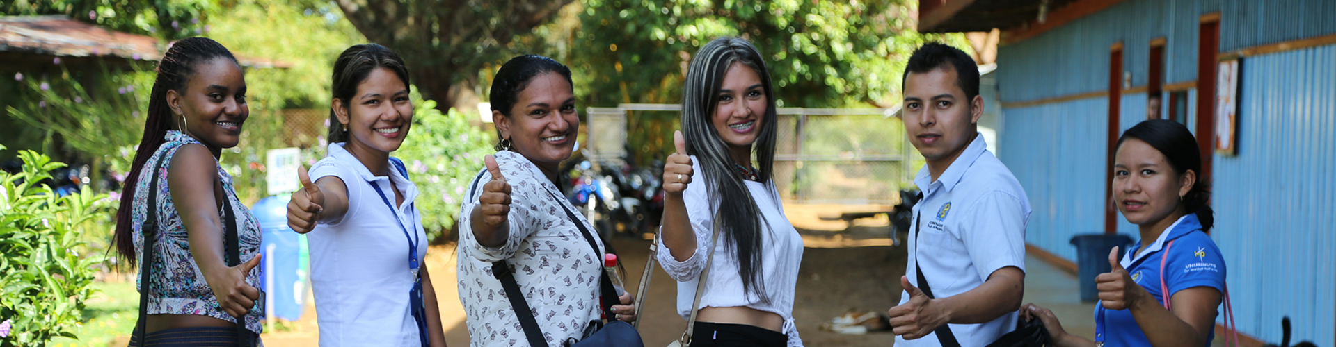 Personas sonriendo con pulgar arriba