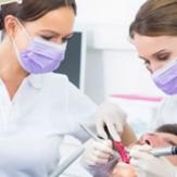 Dos personas realizan procedimiento oral a paciente