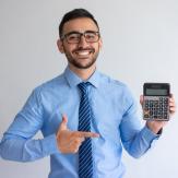 persona sosteniendo y señalando una calculadora 
