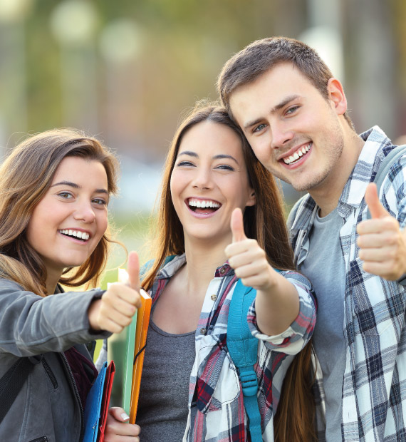 Grupo de estudiantes levantando la mano izquierda. 