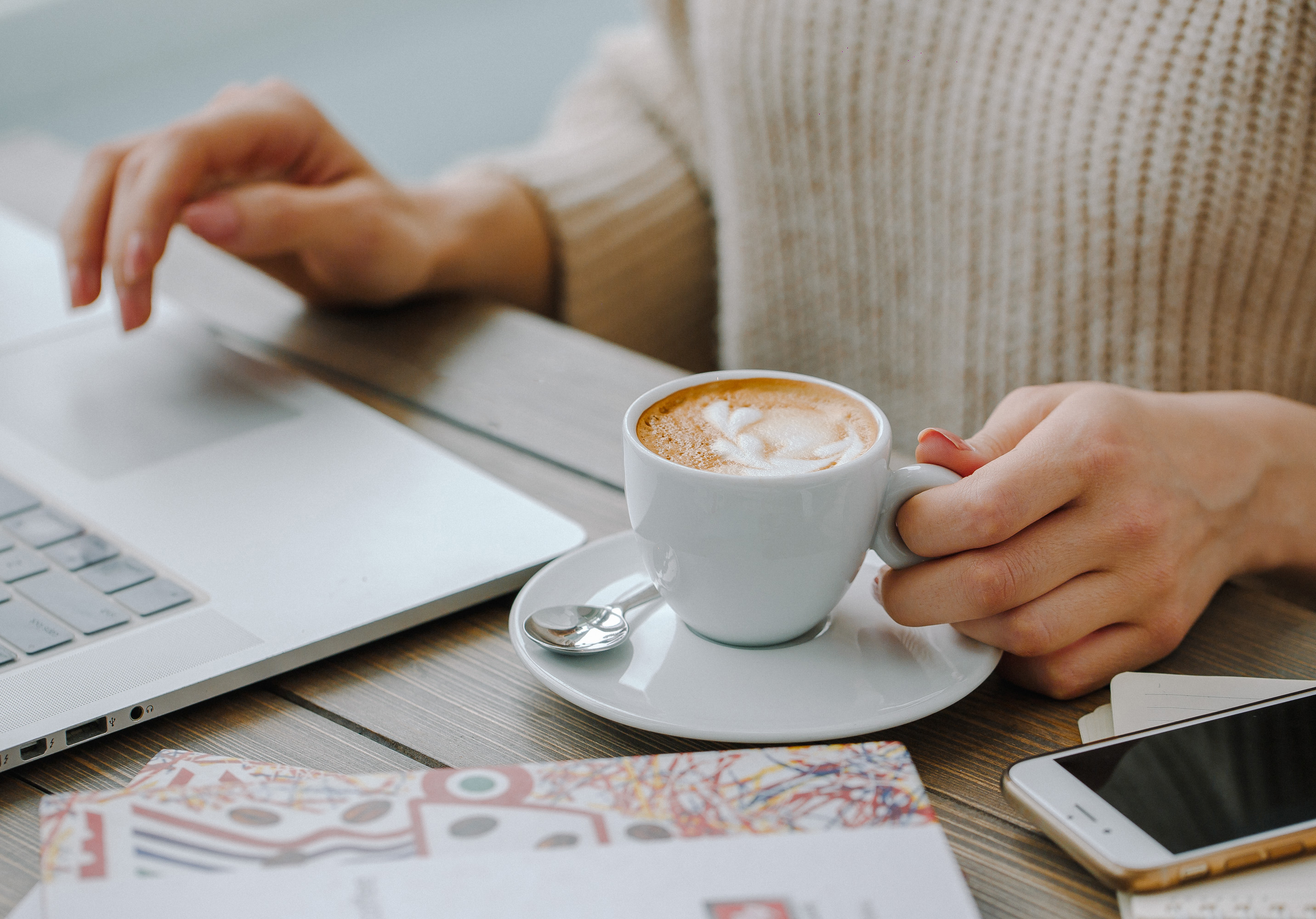 persona con café en escritorio