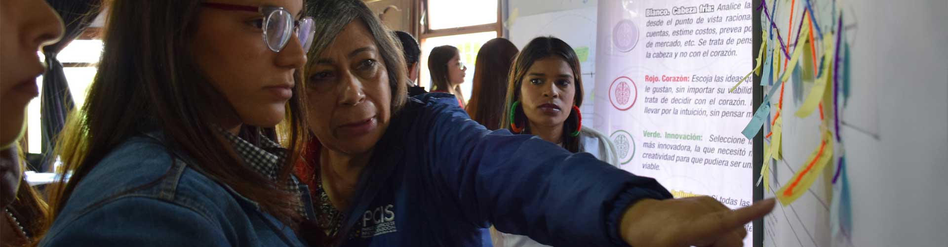 personas participando del taller fortalecimiento las capacidades de investigación
