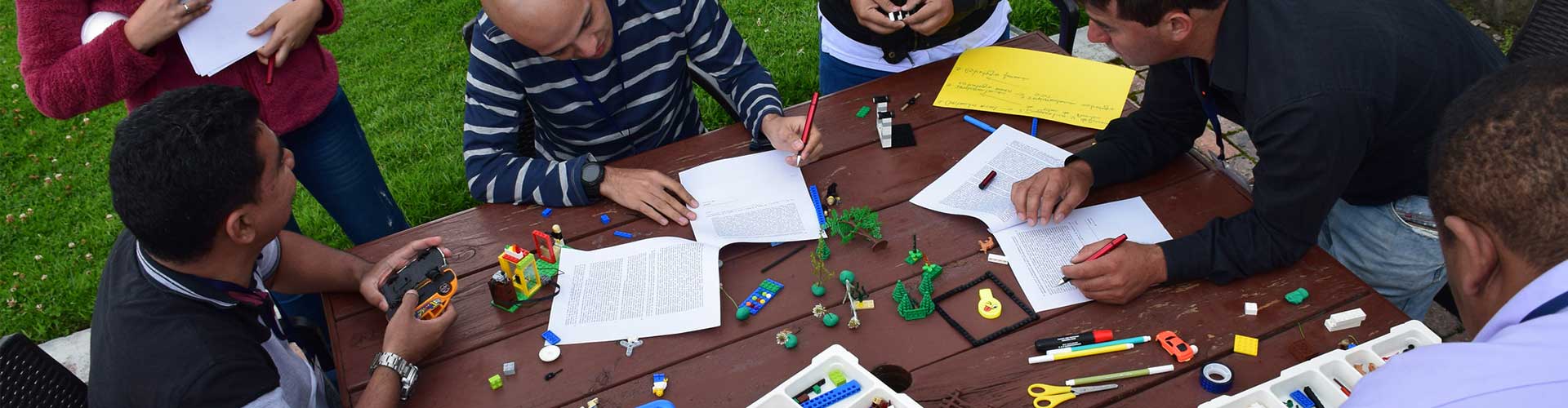 Personas participando en el Programa de Desarrollo de Capacidades Empresariales
