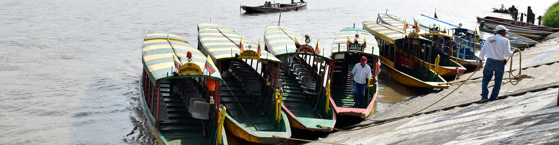 Lanchas de pesca en el rio