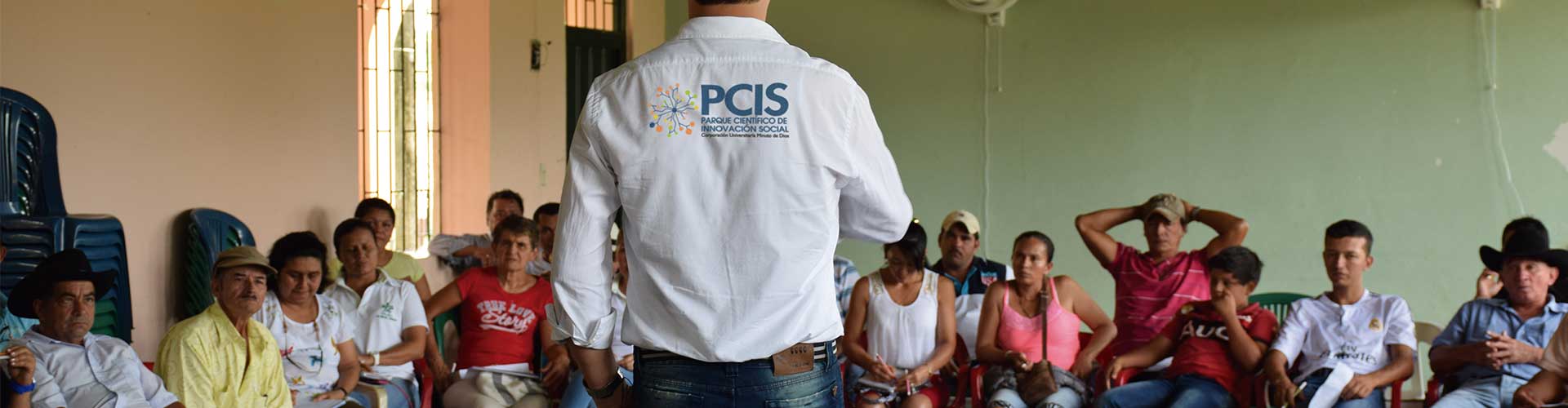 Profesor PCIS participando de una taller de Innovación Social con 20 personas