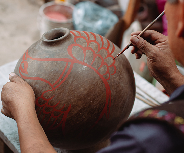 Artesano trabajando en ceramica