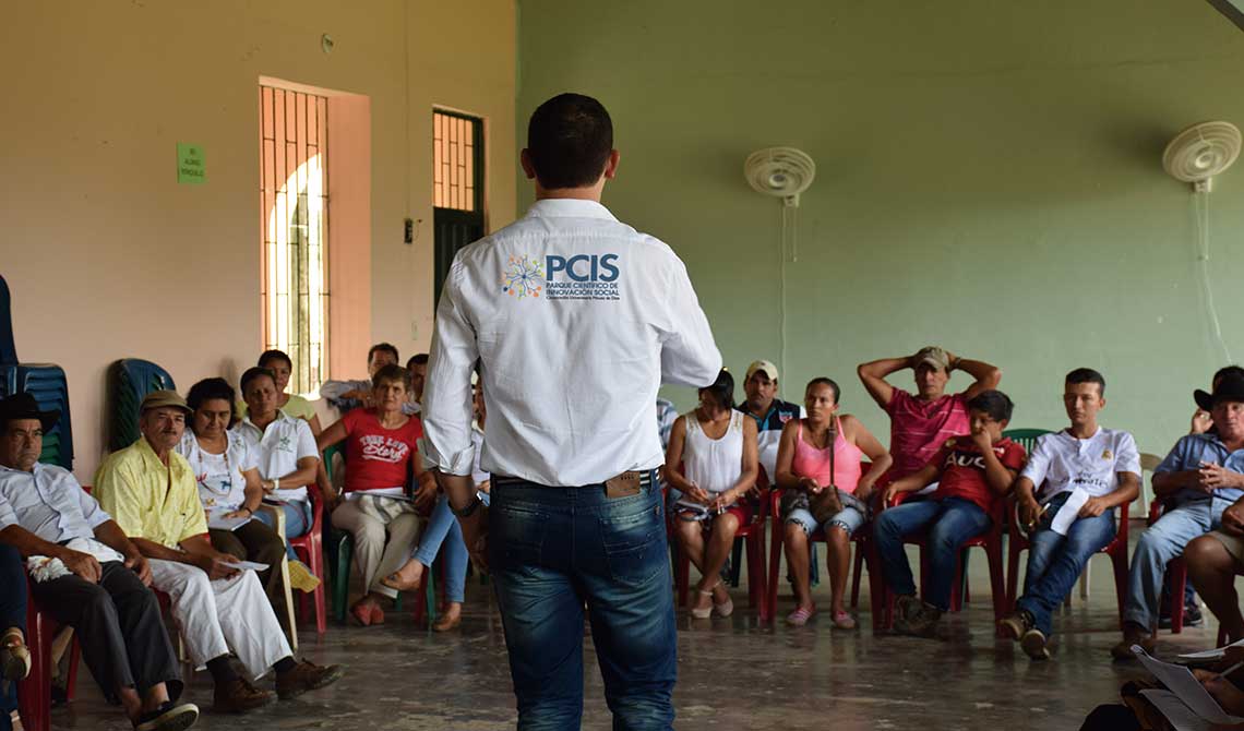 Grupo de 20 personas participando taller PCIS