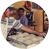 Panaderos comenzando con la preparación de sus diferentes panes para vender 
