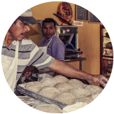 Micronegocios Panaderos comenzando con la preparación de sus diferentes panes para vender