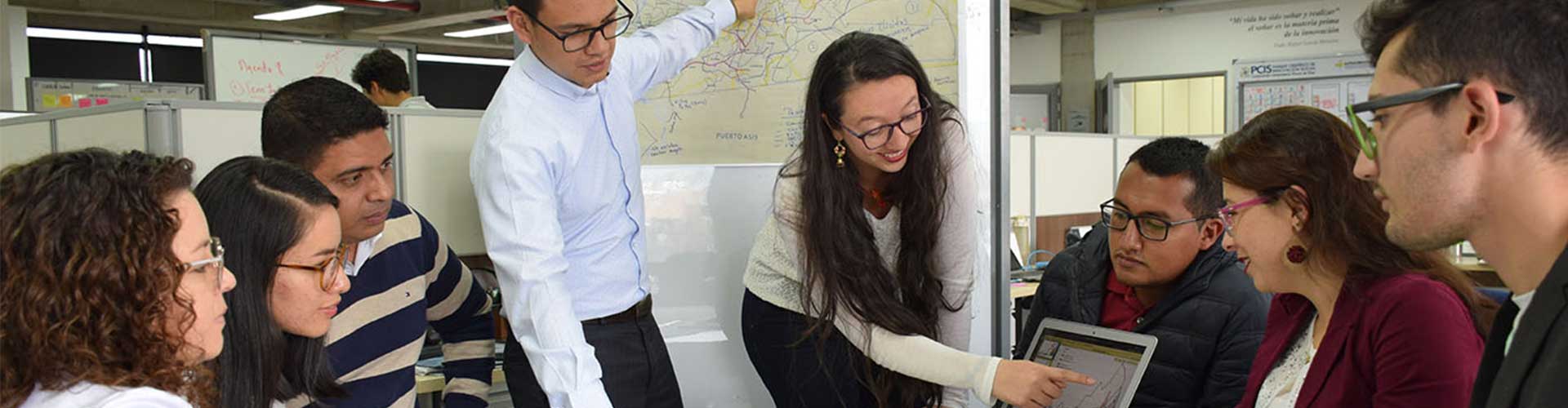 Colaboradores del observatorio revisando mapas de territorio