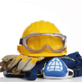 Elementos de protección para el trabajo, se destaca el casco amarillo
