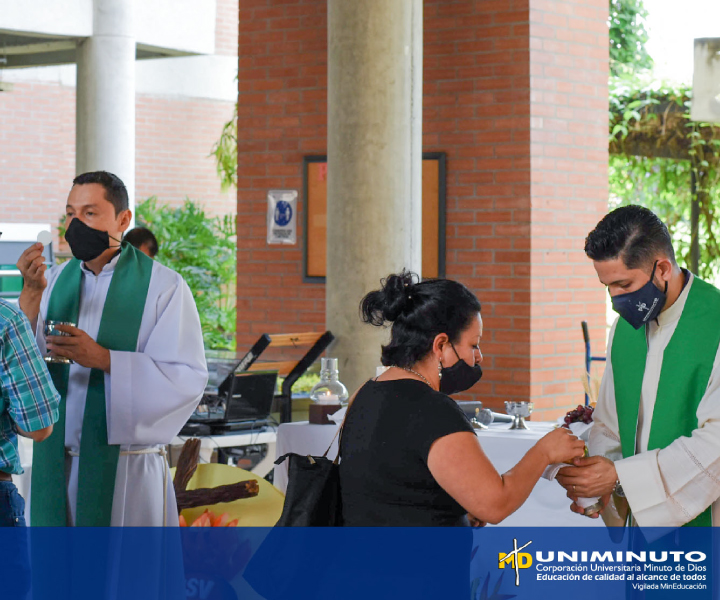 Personas en celebración liturgica en el Centro Regional Buga de UNIMINUTO