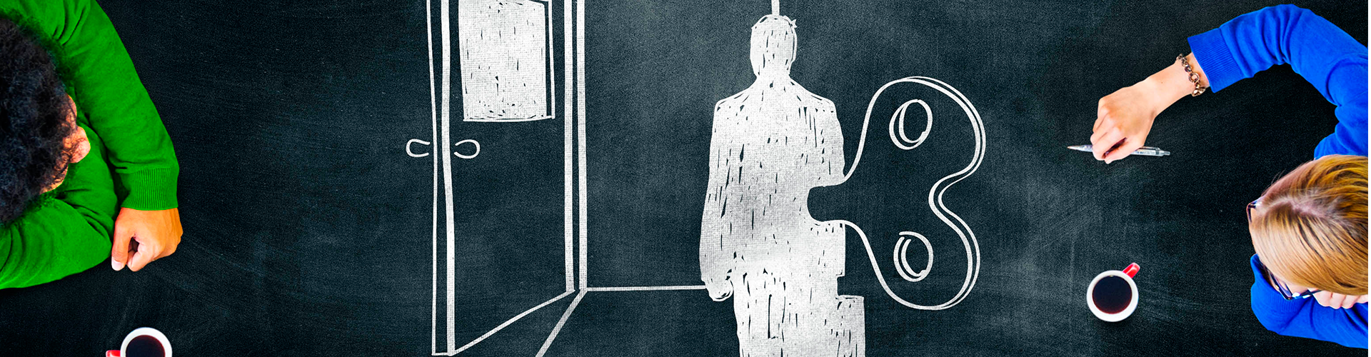 Desarrollo Social Contemporáneo - CED Personas trabajan en un tablero de tiza y piensan en el desarrollo social en la actualidad.