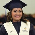 Testimonio Caribe Mujer con toga y birrete