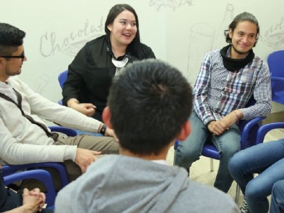 Grupo de personas reunidas hablando 