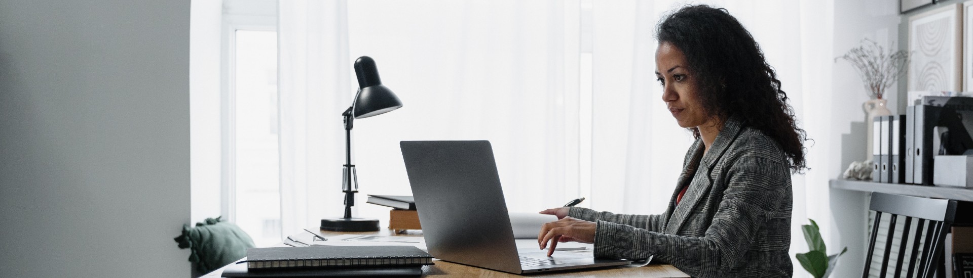 Mujer frente a computador en oficina