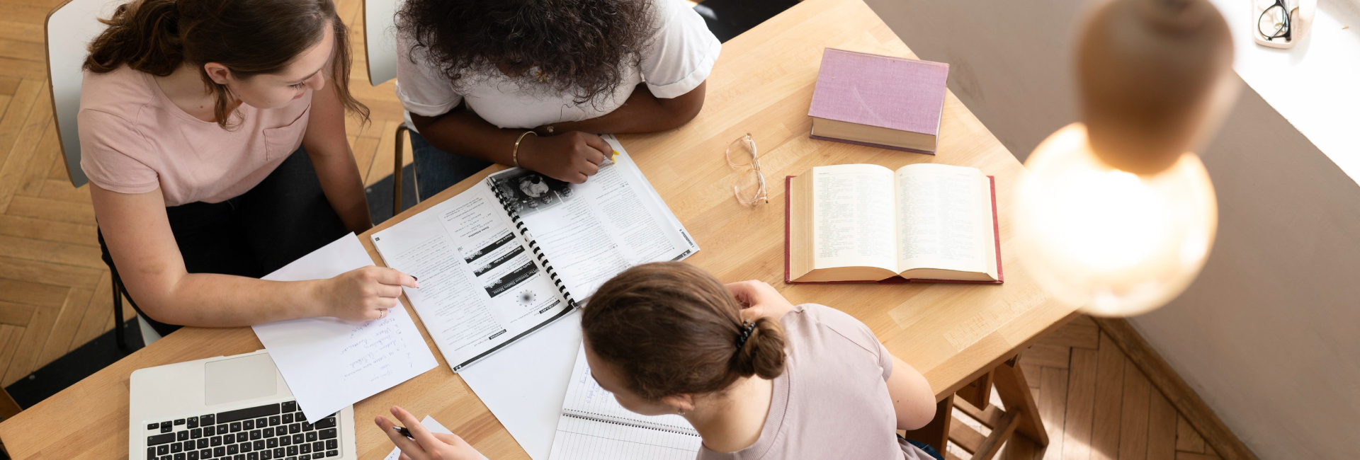 Estudiantes participando en un proyecto de investigación