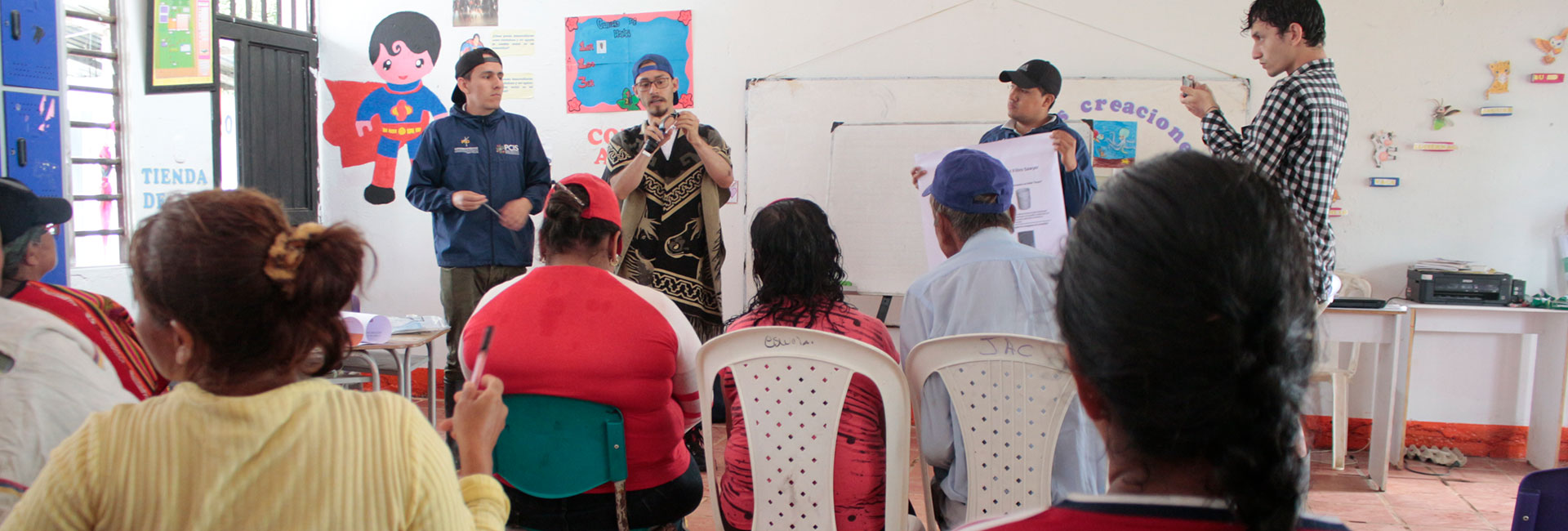 Grupos de personas participando en el proyecto Proyecto El Agua es Vida para la Cooperativa