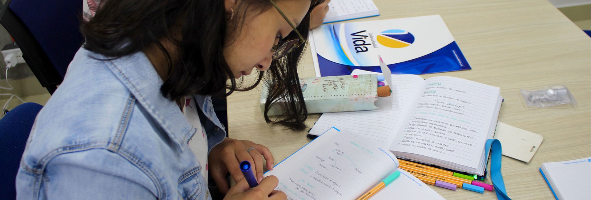 Grupo de emprendedores jóvenes participando de Engativá Emprende Contigo