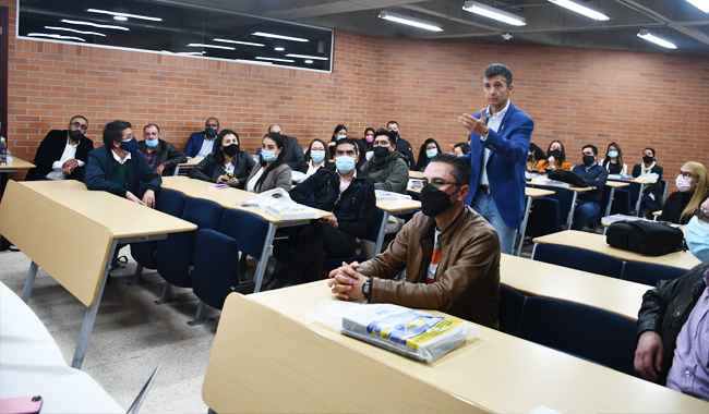 Rector hablando a estudiantes