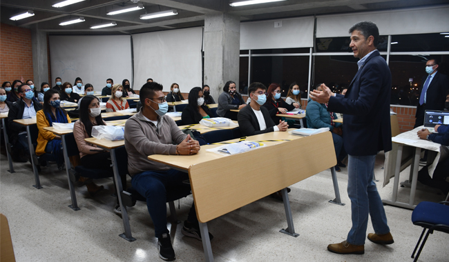 Rector hablando a estudiantes