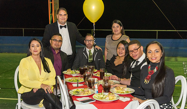 Grupo de personas compartiendo en actividad institucional