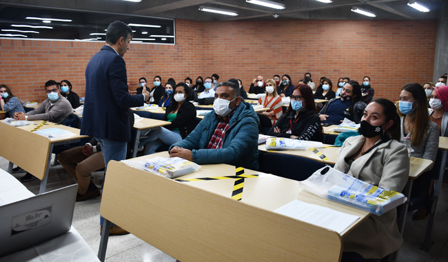 Rector hablando a estudiantes