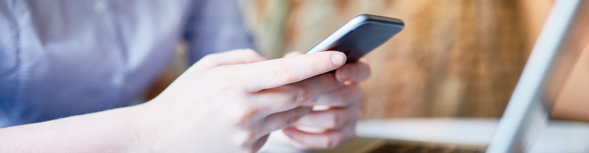 Contactos Oficina de Asuntos Globales Persona con celular en la mano