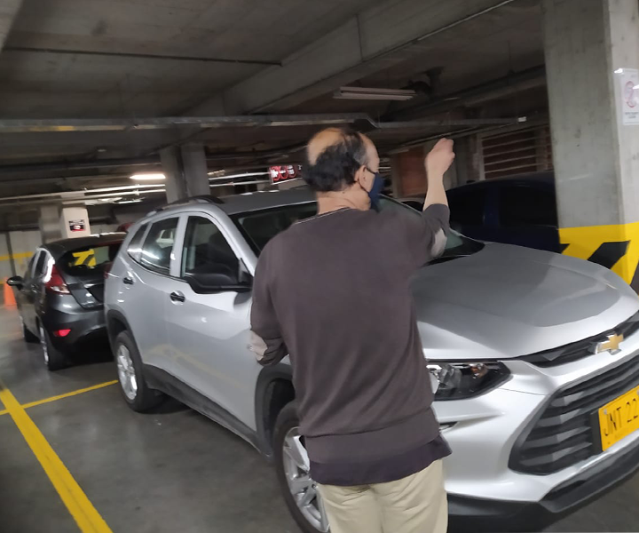 Padre bendiciendo el carro