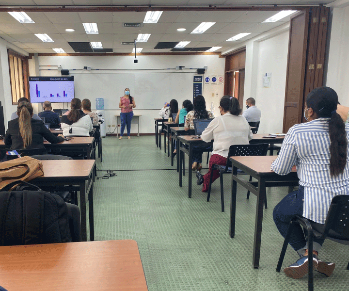 Grupos de personas reunidas en la Jornada de Calidad de Planeación de UIMINUTO Soroccdente