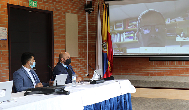 Par hablando en sala sobre condiciones institucionales