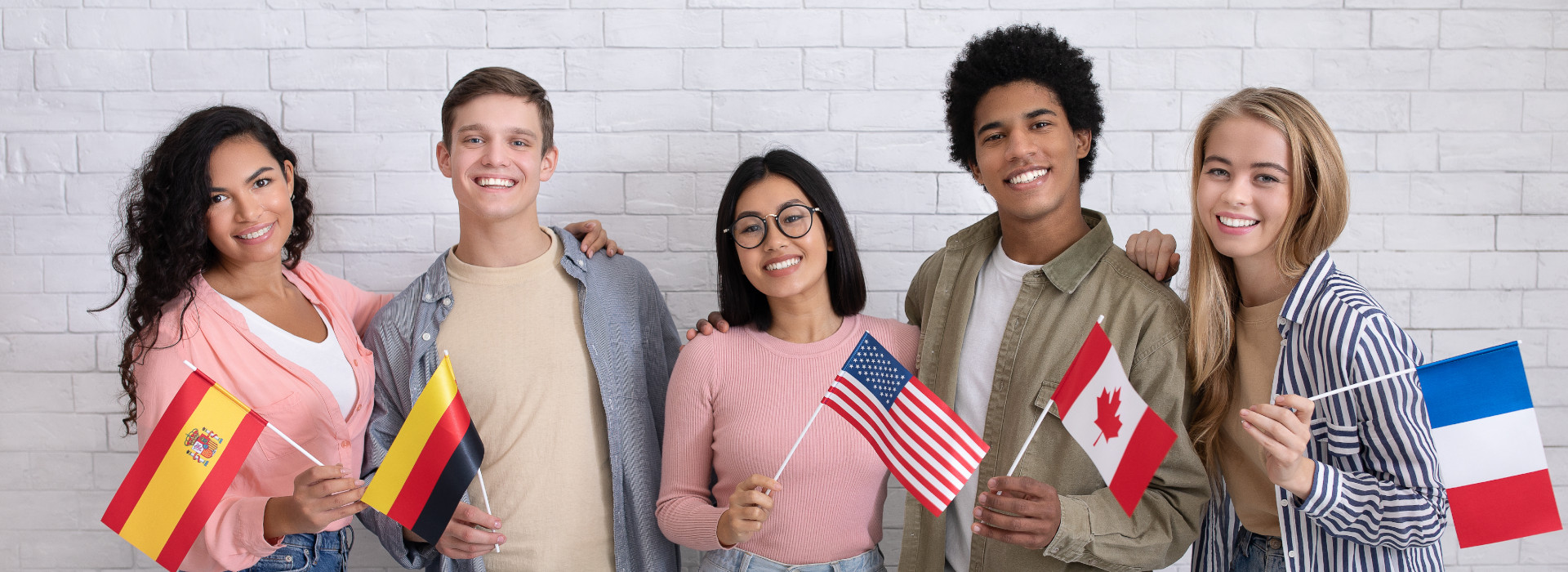 Jóvenes con banderas