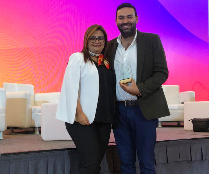 Clara Montenegro, directora de InnovaRegión recibiendo el reconocimiento de Experiencias Significativas en la categoría Reducción de las Desigualdades Clara Montenegro, directora de InnovaRegión recibiendo el reconocimiento de Experiencias Significativas