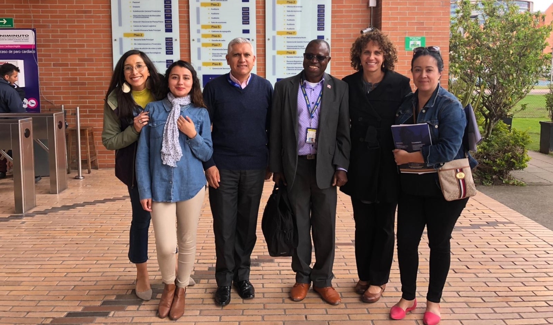 Foto equipo CIIDE con visitantes en el campus universitario