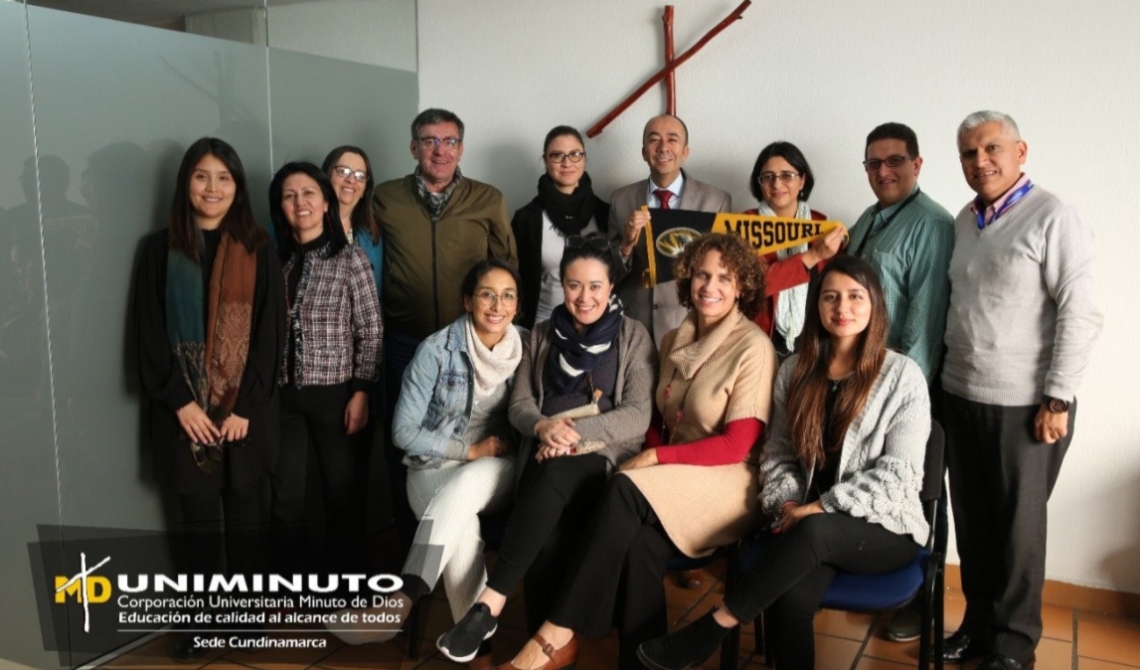 Foto equipo CIIDE con visitantes en el campus universitario