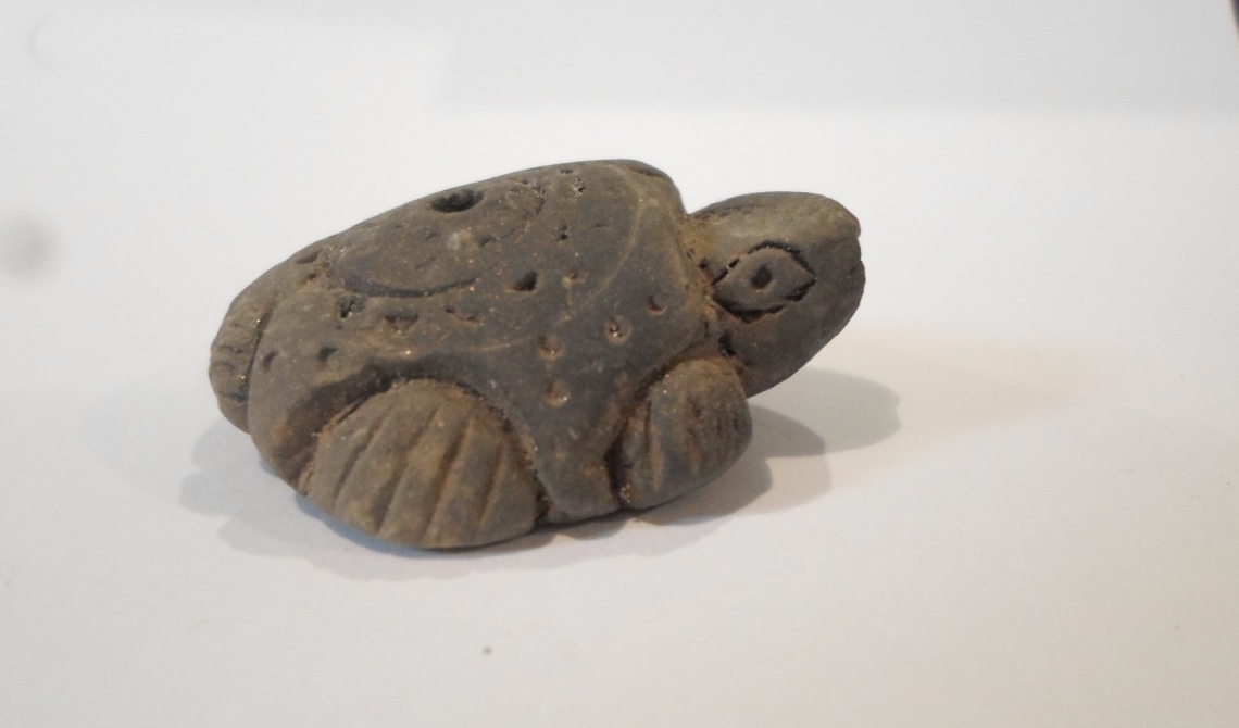 Pieza cerámica con forma de tortuga. Función: Silbato