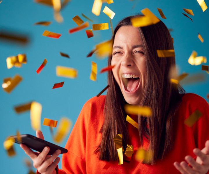 Mujer celebra por ganar concurso