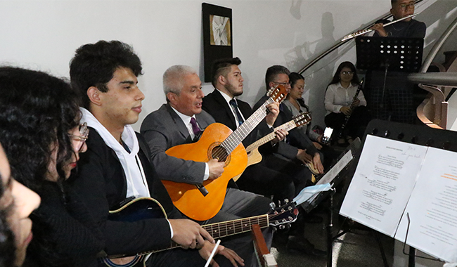 Grupo musical tocando instrumentos