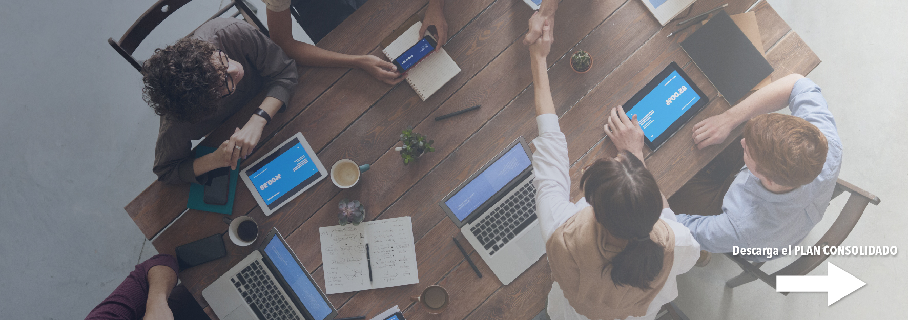 Equipo de trabajo en mesa redonda plan Anual de Calidad, Procesos y Riesgos