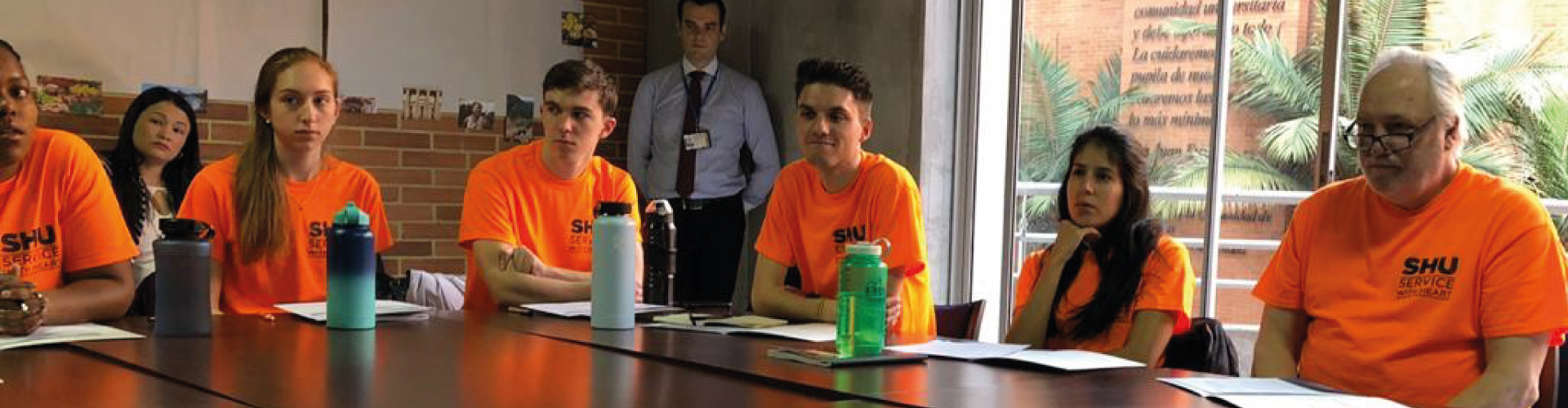 Voluntariado Internacional Estudiantes estadounidenses realizando voluntariado en UNIMINUTO Colombia