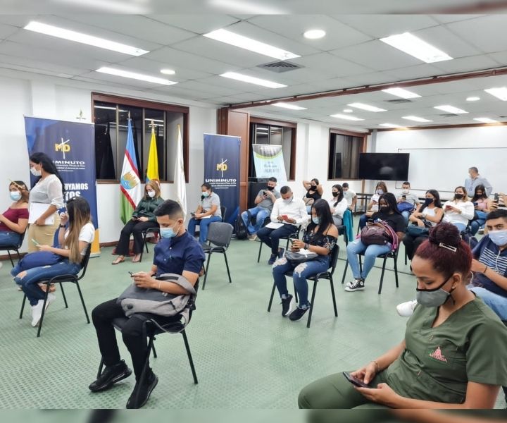 Grupo de personas reunidad en un salon de UNIMINUTO Suroccidente