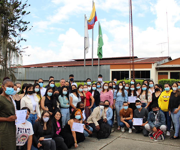Entrega de becas en el Eje Cafetero reconoce la excelencia académica. Grupo de becados en el campus rafael garcía herreros, UNIMINUTO Eje Cafetero.