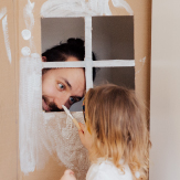 Un padre jugando con su hija pequeña.