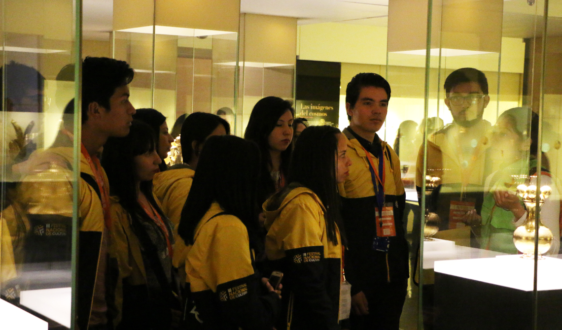 Estudiantes observando las maravillosas joyas del Museo del Oro.